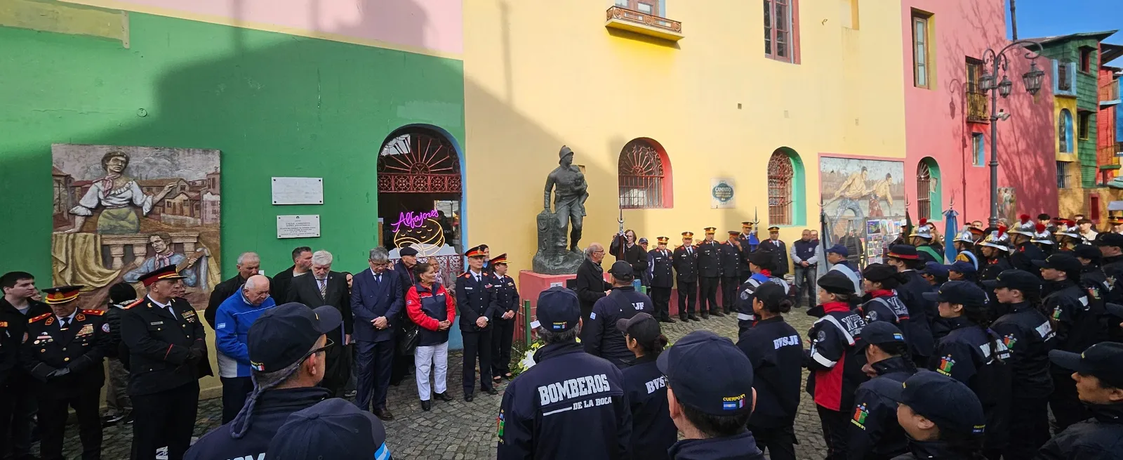 Bomberos junto al monumento de Caminito durante una actividad institucional