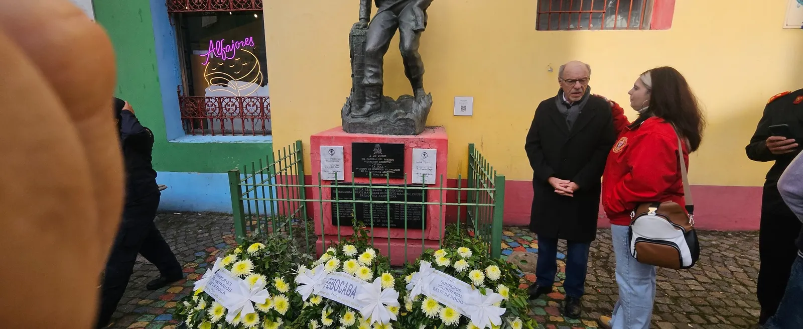 Ofrendas florales de Bomberos Vuelta de Rocha ante el monumento de Caminito